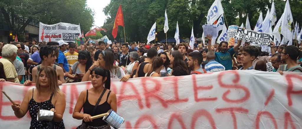 Manifestación contra el Mendotran en Plaza Independencia