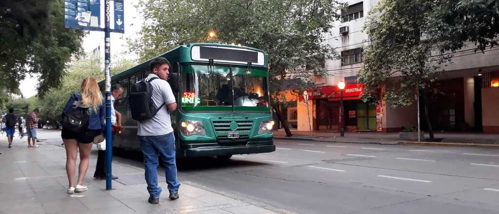 Asaltaron a un colectivero y un pasajero en Guaymallén