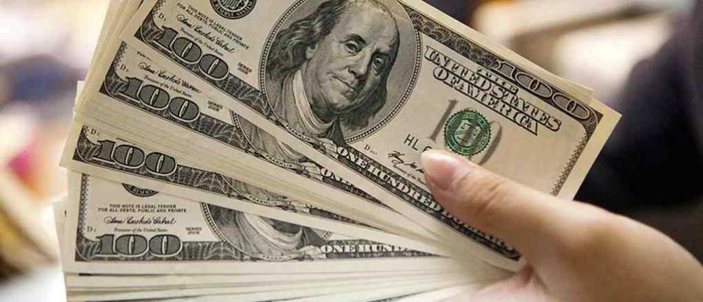 El dólar subió 30 centavos y cerró a $43,60