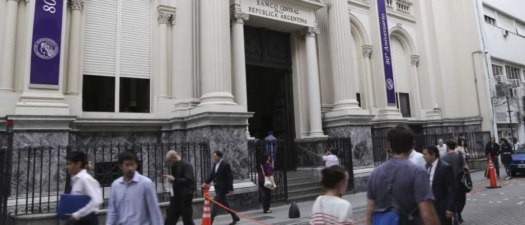 El dólar volvió a subir y el Central convalidó la menor tasa desde las PASO