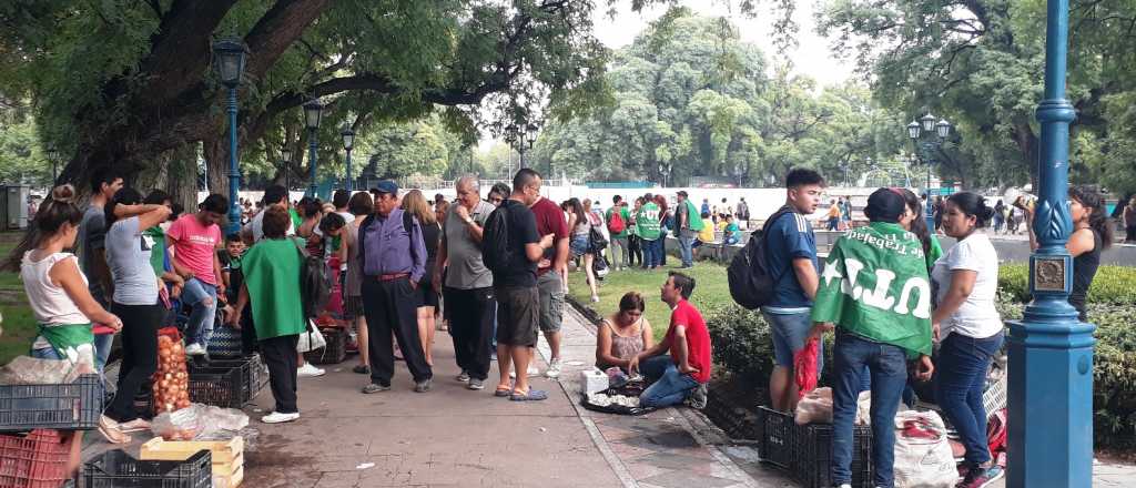 Todo por $10: masivo feriazo en la Plaza Independencia