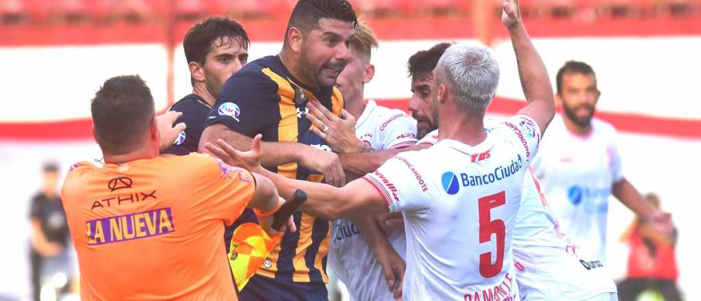 Papelón en la Superliga: batalla campal y expulsiones