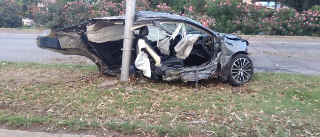 Chocó contra una columna en Las Heras y murió la acompañante