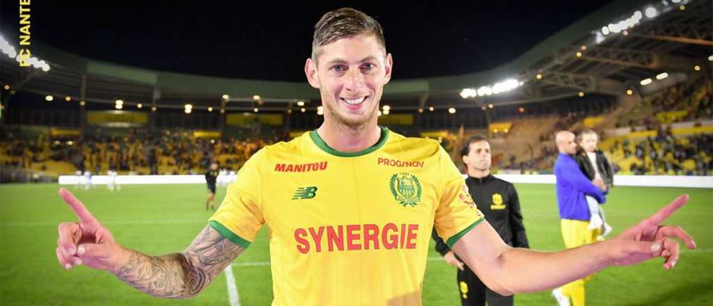 Hinchas se burlaron de Emiliano Sala y fueron detenidos en pleno partido