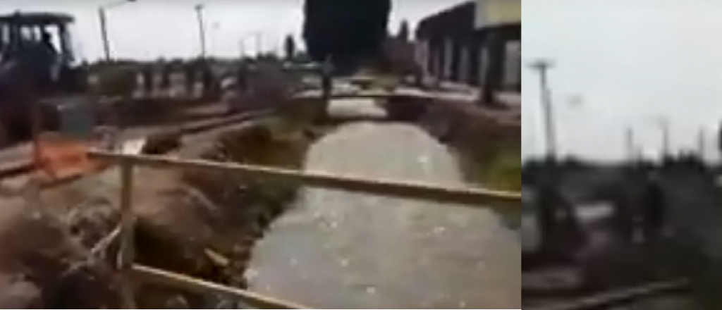 Quejas porque Aysam arroja líquidos cloacales a un canal de riego de Guaymallén