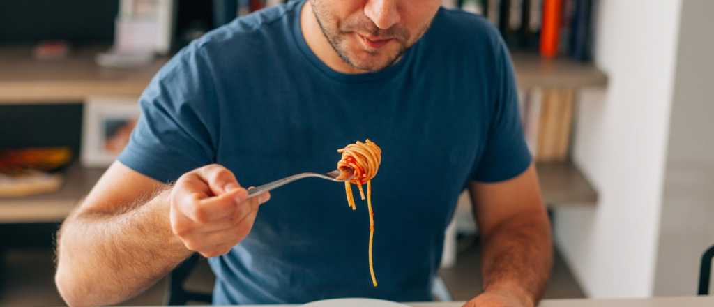 Un joven comió fideos recalentados y murió: las causas