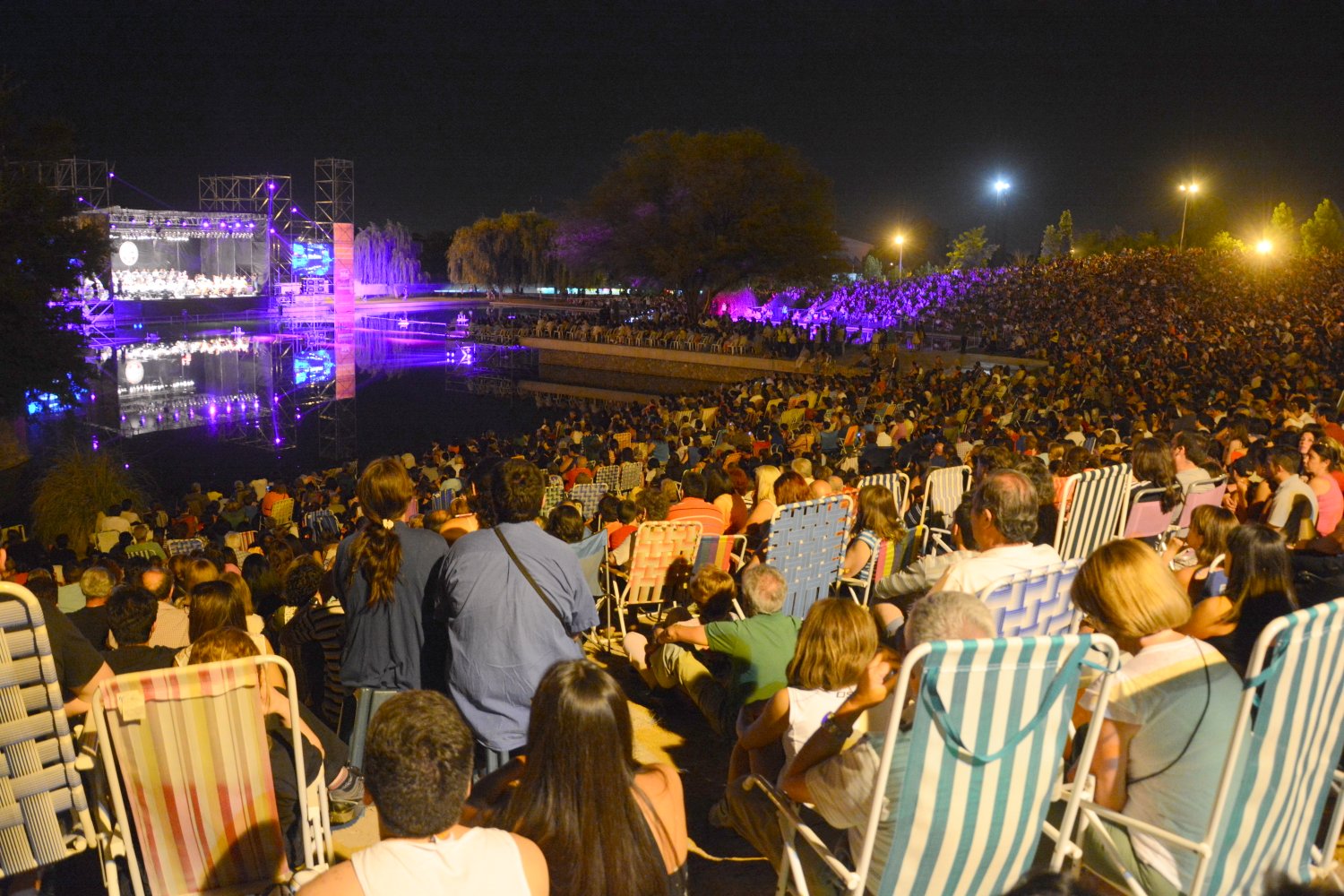 El amor a la música, y una multitud en el Parque Central Mendoza Post