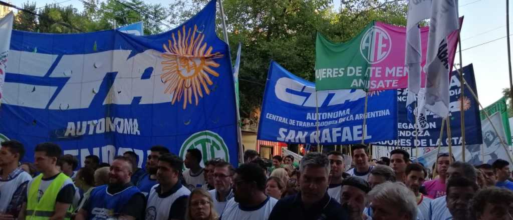 Miles de personas contra los tarifazos en la Plaza Independencia 