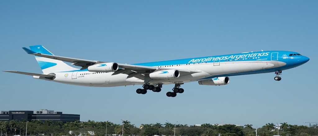 Un avión de Aerolíneas que iba a buscar varados a Londres regresó de urgencia