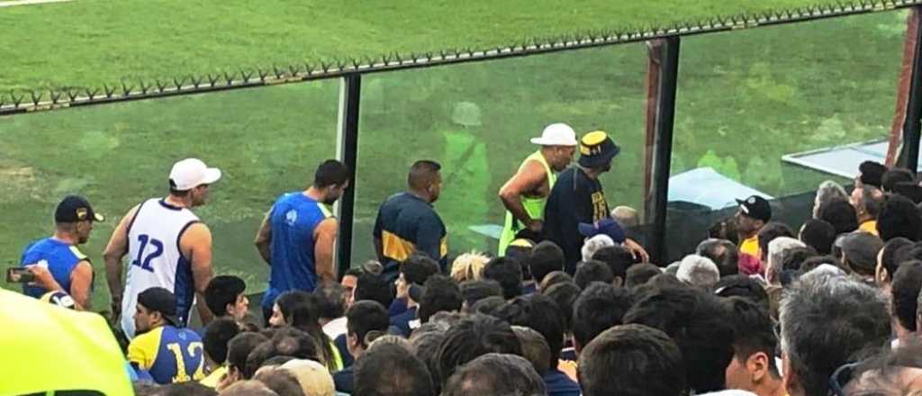 Aseguran que la barra de Boca cuidó a Angelici de los insultos