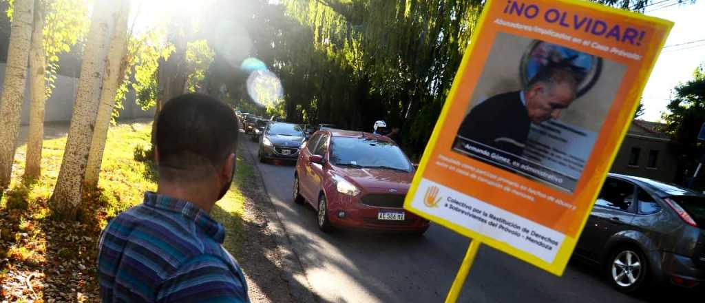 Familiares de víctimas del Próvolo protestan en la puerta del ex Instituto