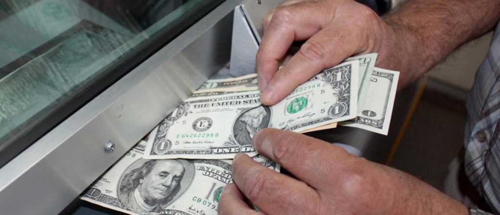 El dólar blue cotiza con leve alza este jueves