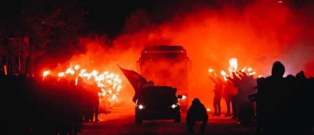 Video: impresionante pasillo de fuego para recibir a un plantel en Rusia