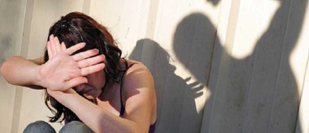 Una mujer con su bebé en brazos filmó a su pareja mientras la agredía