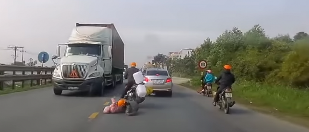 Video: los reflejos de una madre salvaron a su hija