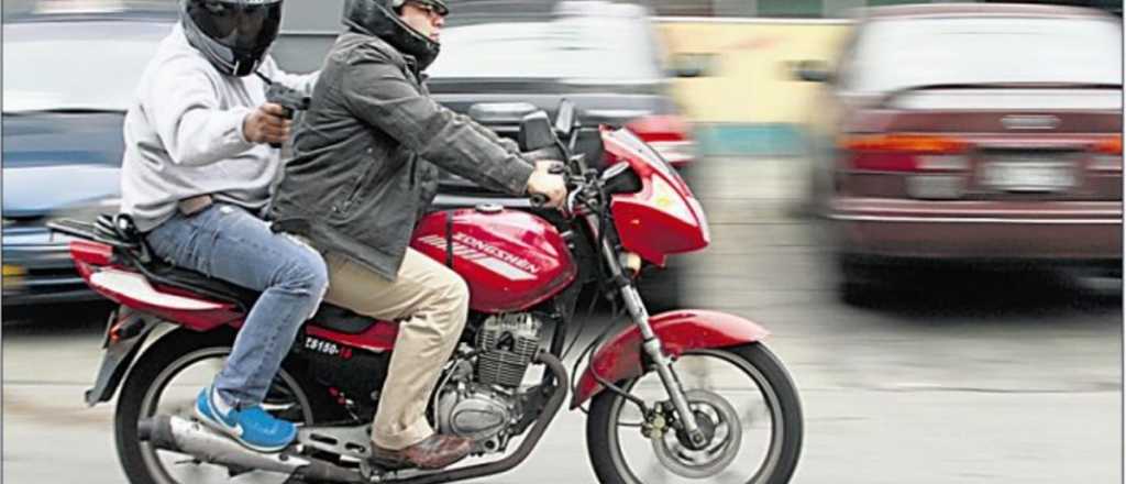 Se le cruzaron motochorros en Las Heras y le robaron la camioneta