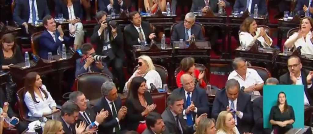 Los lentes negros de Carrió, la perlita del Congreso