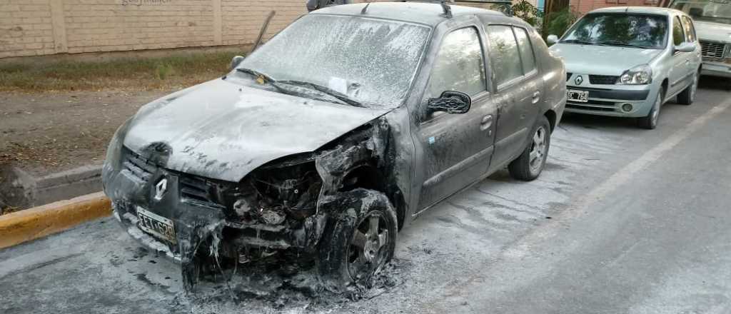 Le quemaron el auto a una auxiliar de fiscal en Guaymallén