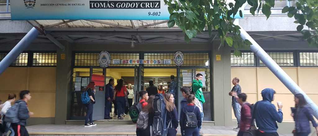 Primer día de clases con mucho movimiento y aulas llenas