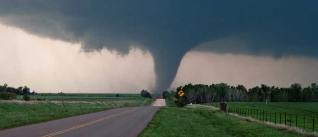 Captaron el momento en el que el tornado tocó tierra en Alabama