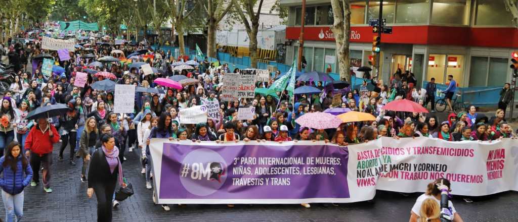 Con paraguas, miles de mendocinas marcharon por el 8M