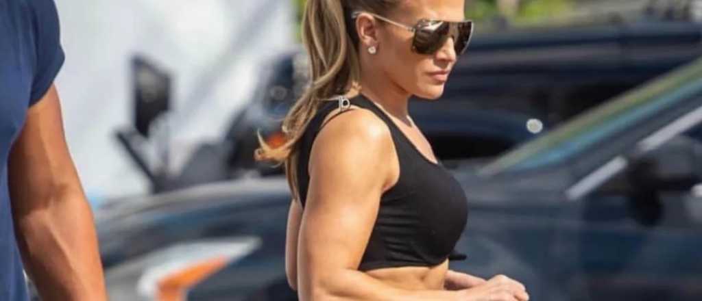 Jennifer Lopez hace estallar Instagram con calzas y bikini