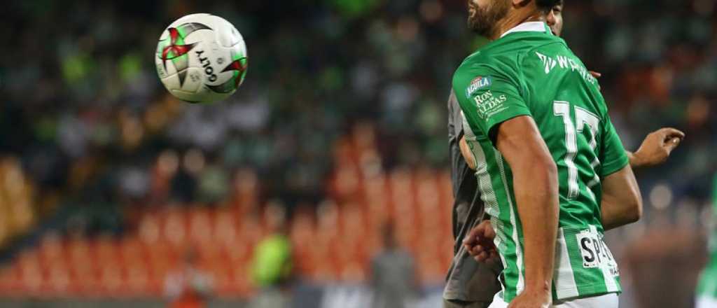 Video: un hincha amenazó a un jugador mientras festejaba un gol