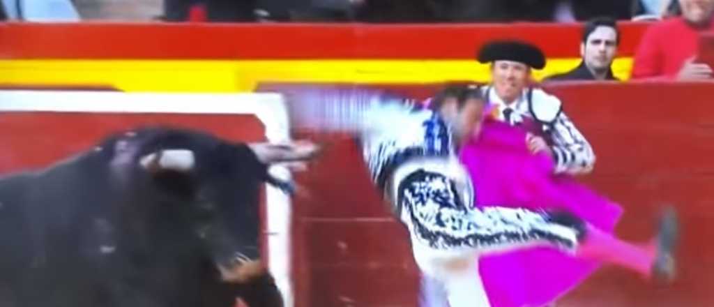 Video: un torero terminó con la pierna destrozada en una corrida