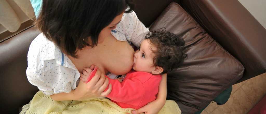 Cinco consejos para darle la teta a tu bebé con éxito