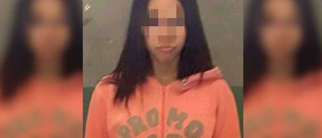 Liberaron a la adolescente que mató al padre de 185 puñaladas junto a su madre