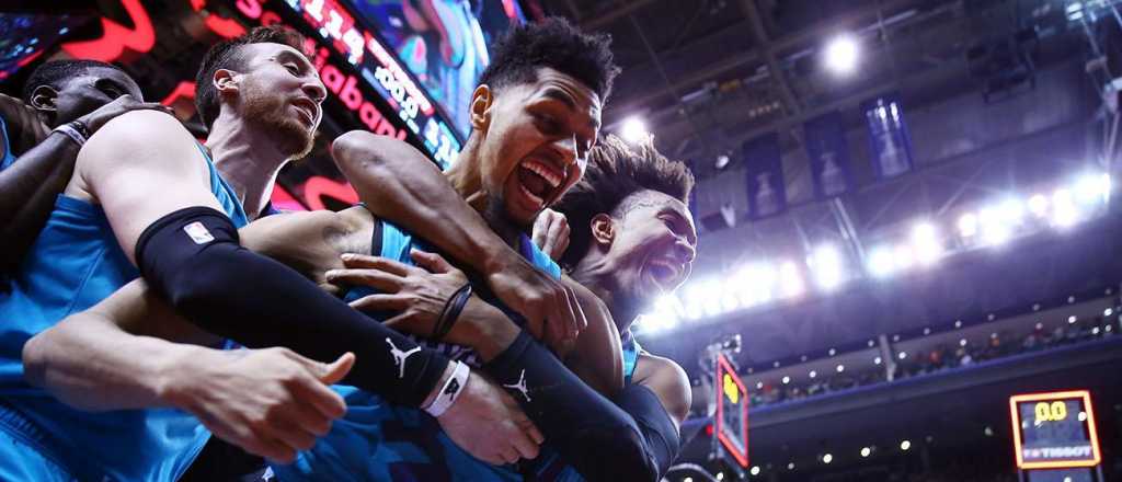 Video: triple desde mitad de cancha para ganar en el último segundo 