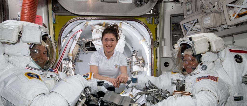 La NASA canceló la primera caminata lunar de mujeres por falta de trajes