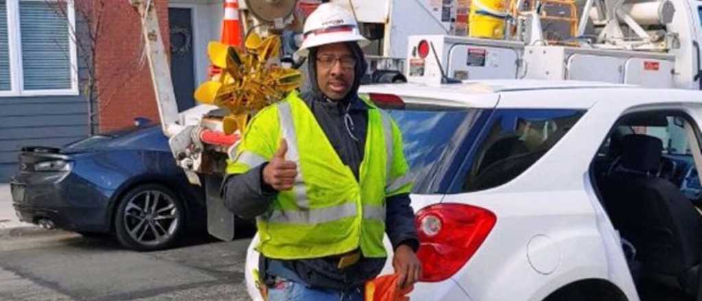 Video: le salvó la vida a una gatita pero lo suspendieron en su trabajo 