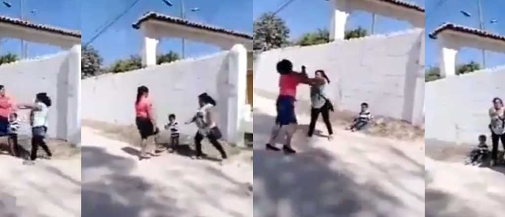 Video: en una pelea, una mujer le pegó en los testículos a un nene