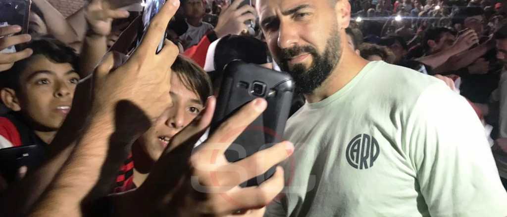 Lucas Pratto chocó con un motociclista cuando salía del predio de Ezeiza