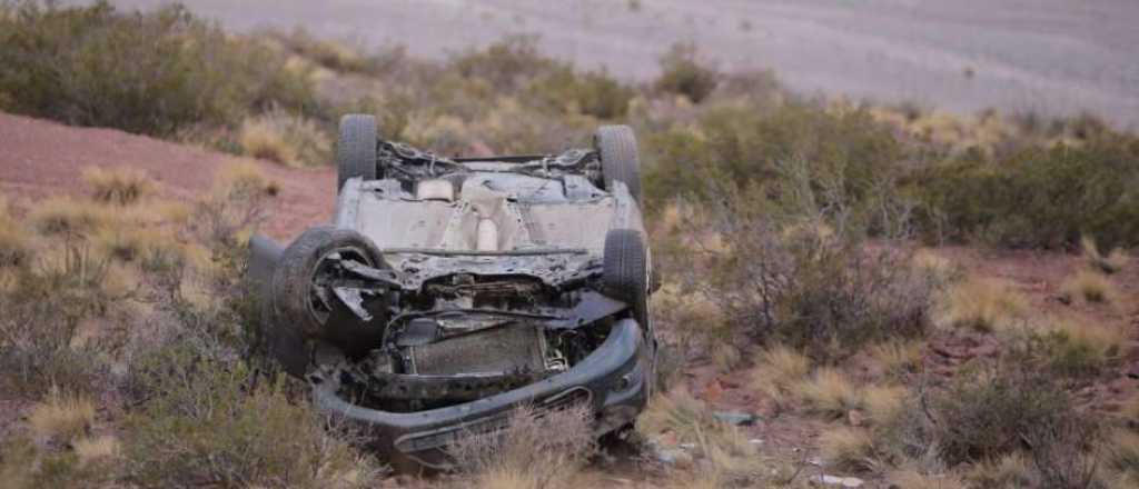 Una familia volcó en la ruta 7 en su regreso de Alta Montaña