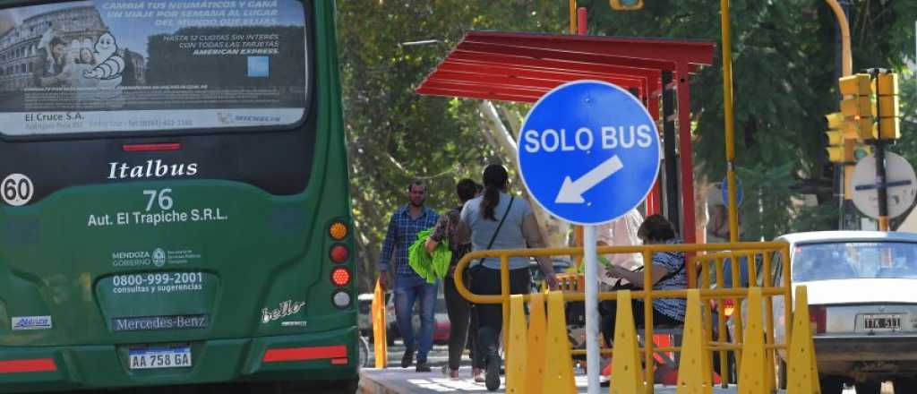 Iba a pasar: dobló a la izquierda por el carril del Metrobús y lo chocaron