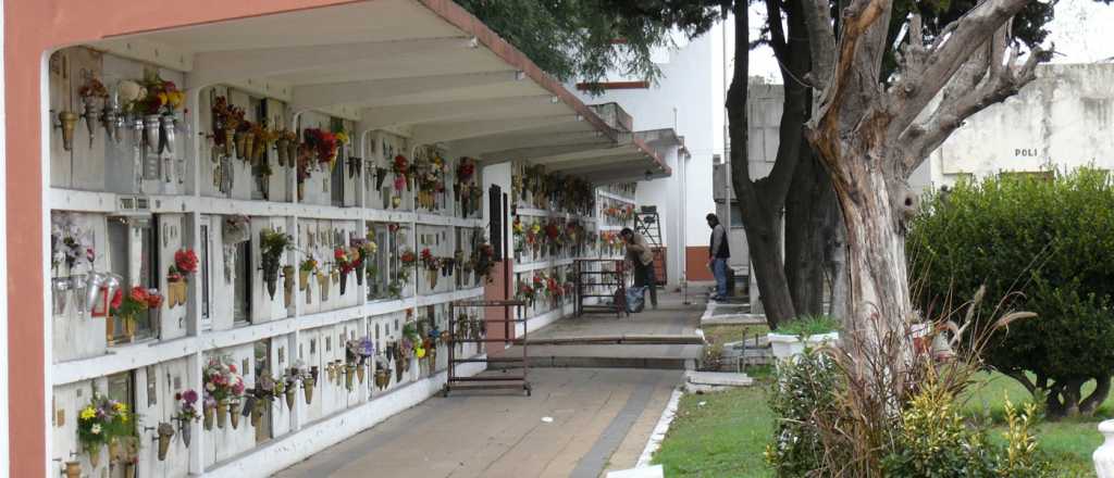 Filman y graban supuestas voces y fantasmas en un cementerio porteño