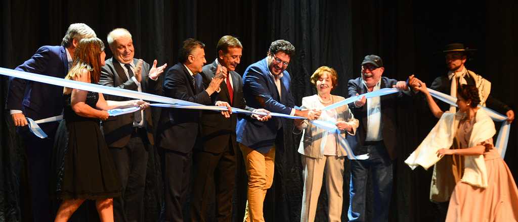 El telón volvió a abrirse para el Teatro Mendoza