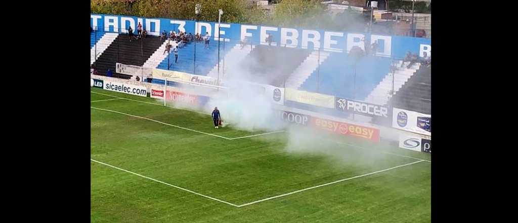 Insólito: un partido se demoró en el ascenso por invasión de abejas