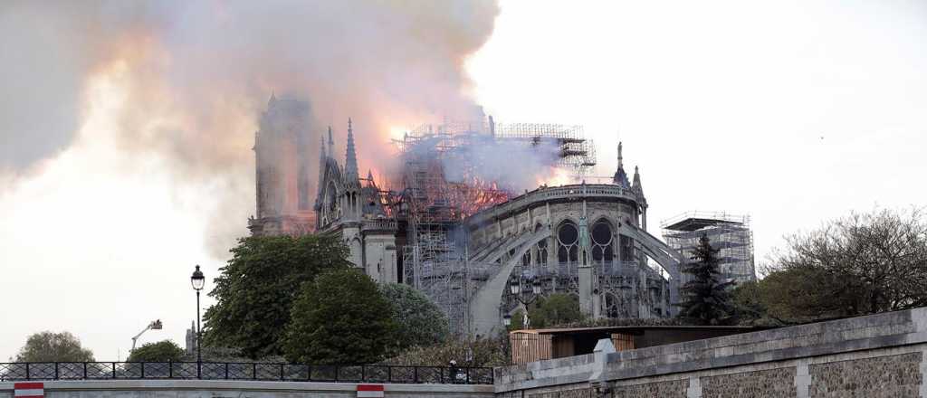 La polémica portada de la revista francesa "Charlie Hebdo" por Notre Dame