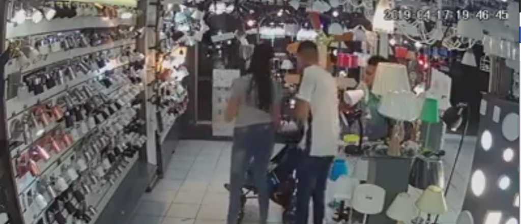 Usaron un cochecito para robar en una tienda de electricidad de Ciudad