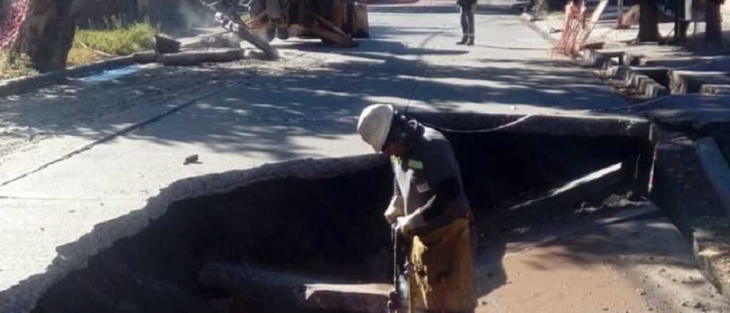 Enorme y peligroso "cráter" apareció en una calle de Las Heras 