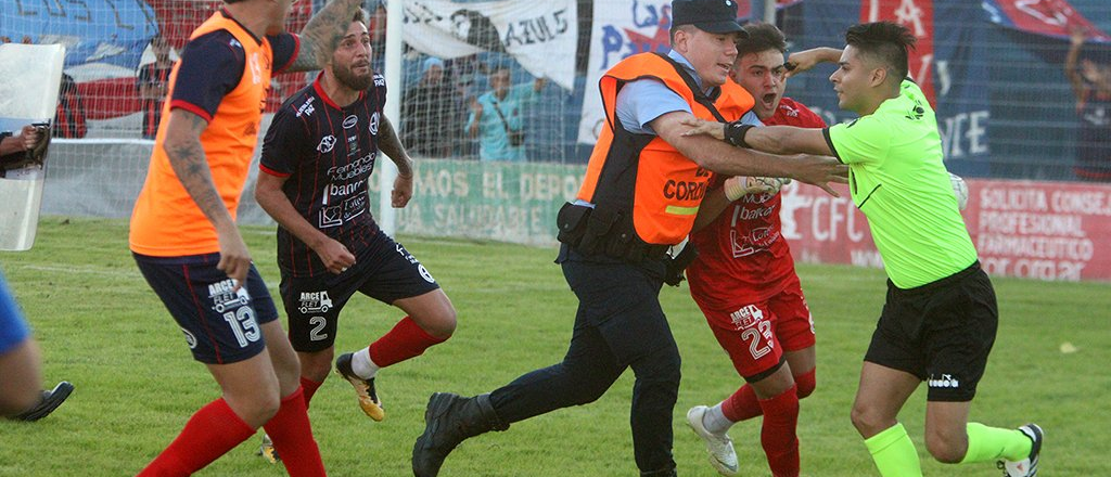 Escándalo en el Regional Federal: jugadores e hinchas agredieron a un árbitro