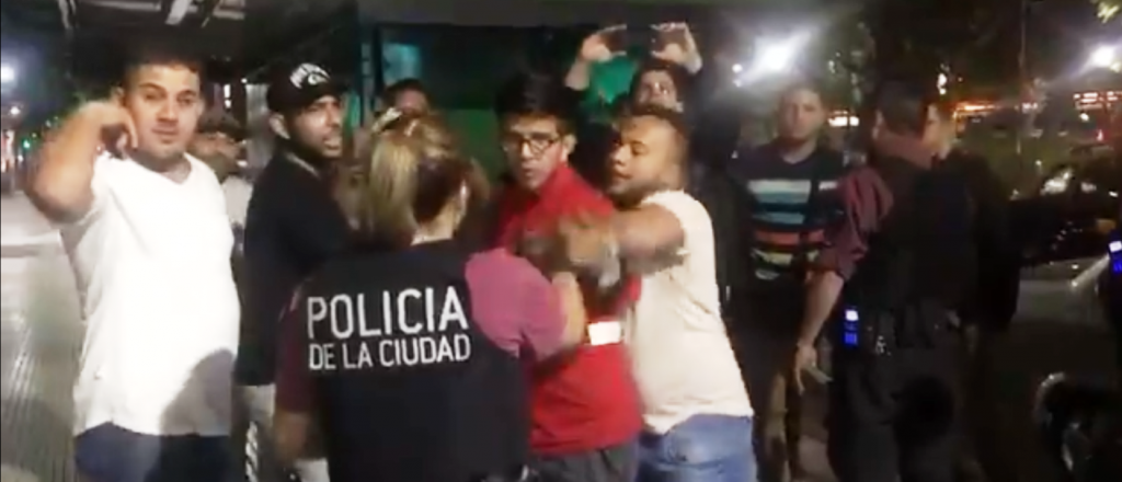 Taxistas agredieron a un Uber venezolano y armaron una pelea callejera