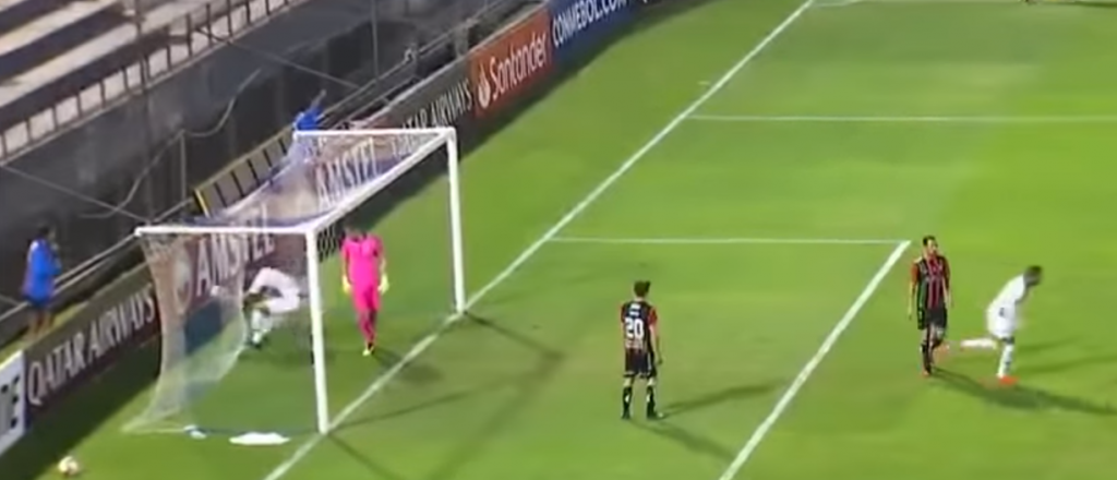 Video: un blooper terminó en un gol insólito en la Libertadores