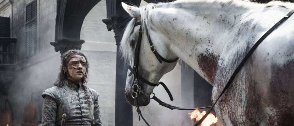 ¿Qué significa el caballo blanco al final del quinto capítulo de GOT?