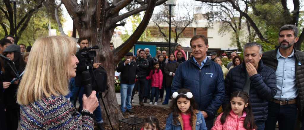 Con la presencia de Cornejo, Suarez inauguró la Plazoleta Caseros