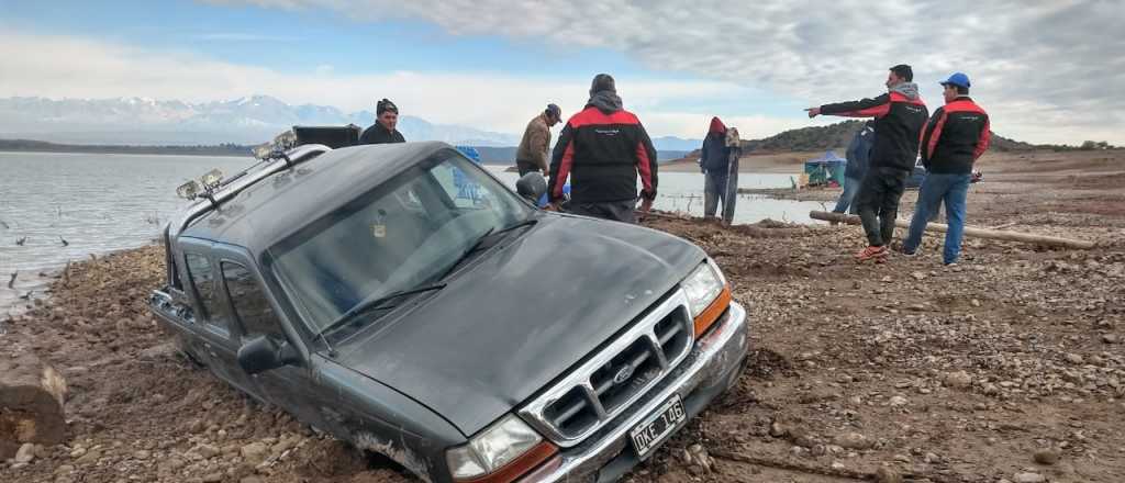 Videos: dramático rescate de dos vehículos atrapados en El Carrizal