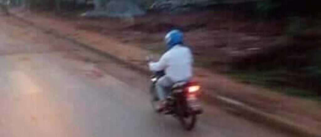 Video: un hombre ató un perro a una moto y lo arrastró hasta matarlo